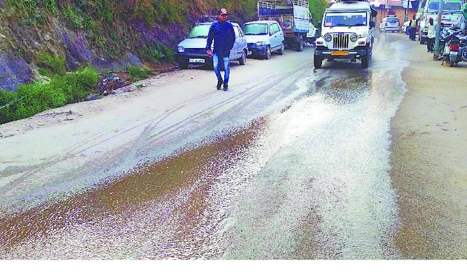 After spending hundreds of crores, the sewer circled on the streets of the city