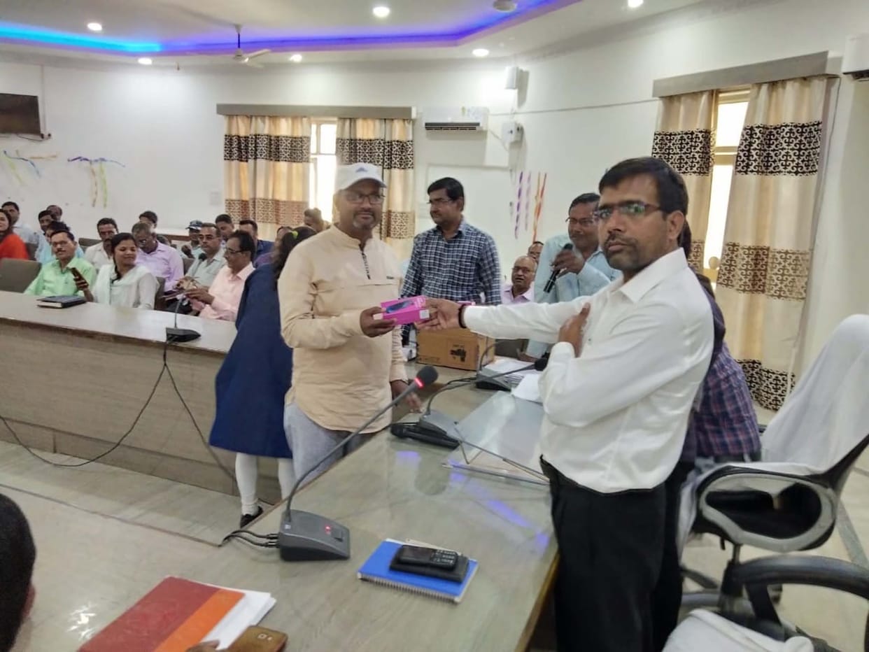 जिले के 150 लेखपालों को मिले स्मार्ट फोन