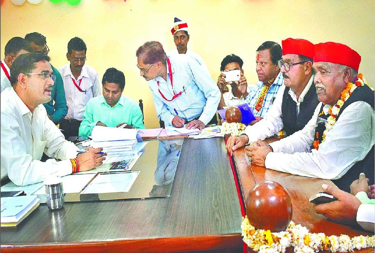 lok sabha elections 2019 SP candidate Devendra Yadav nomination files from etah seat