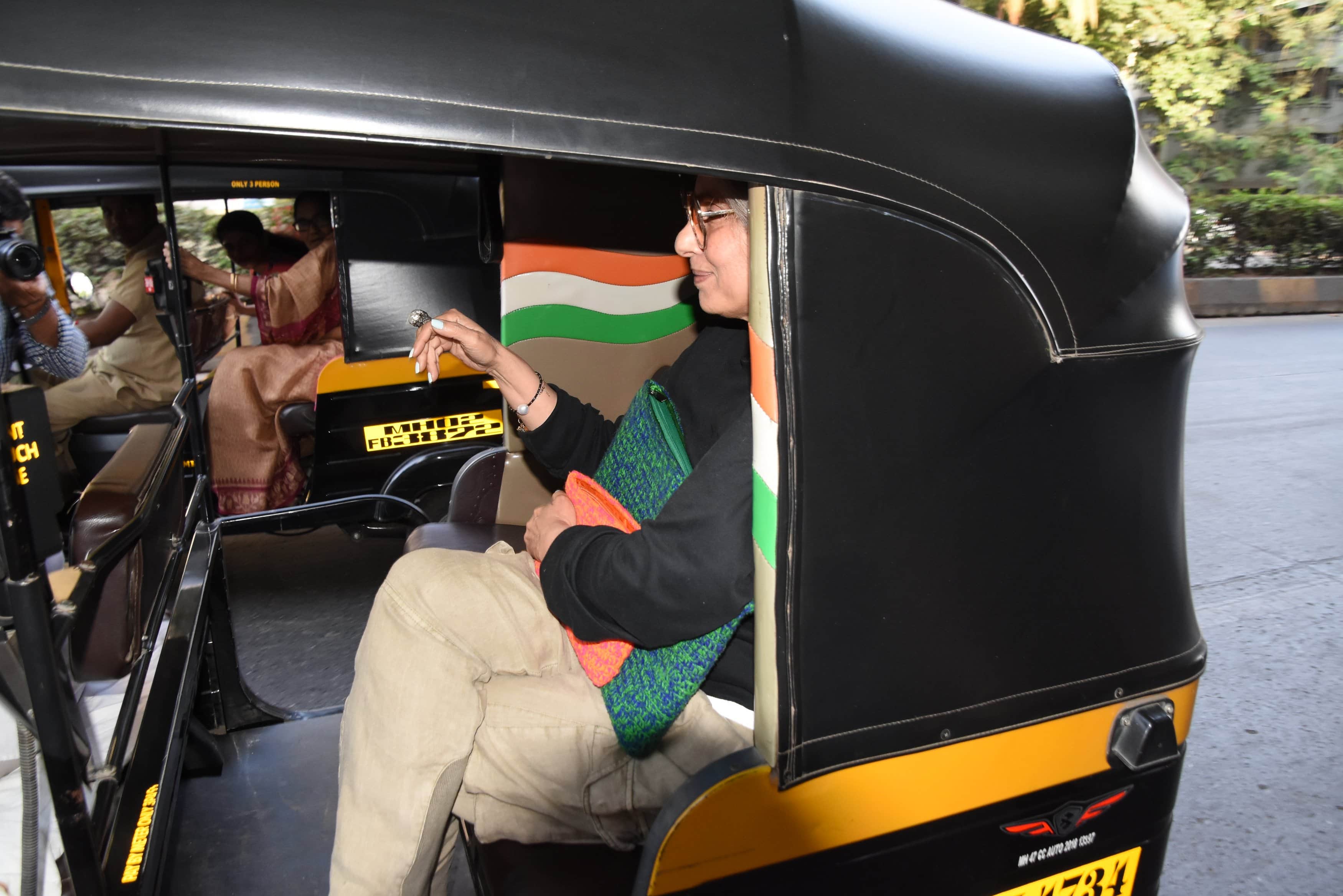 twinkle khanna and dimple kapadia went saloon in autoriksha