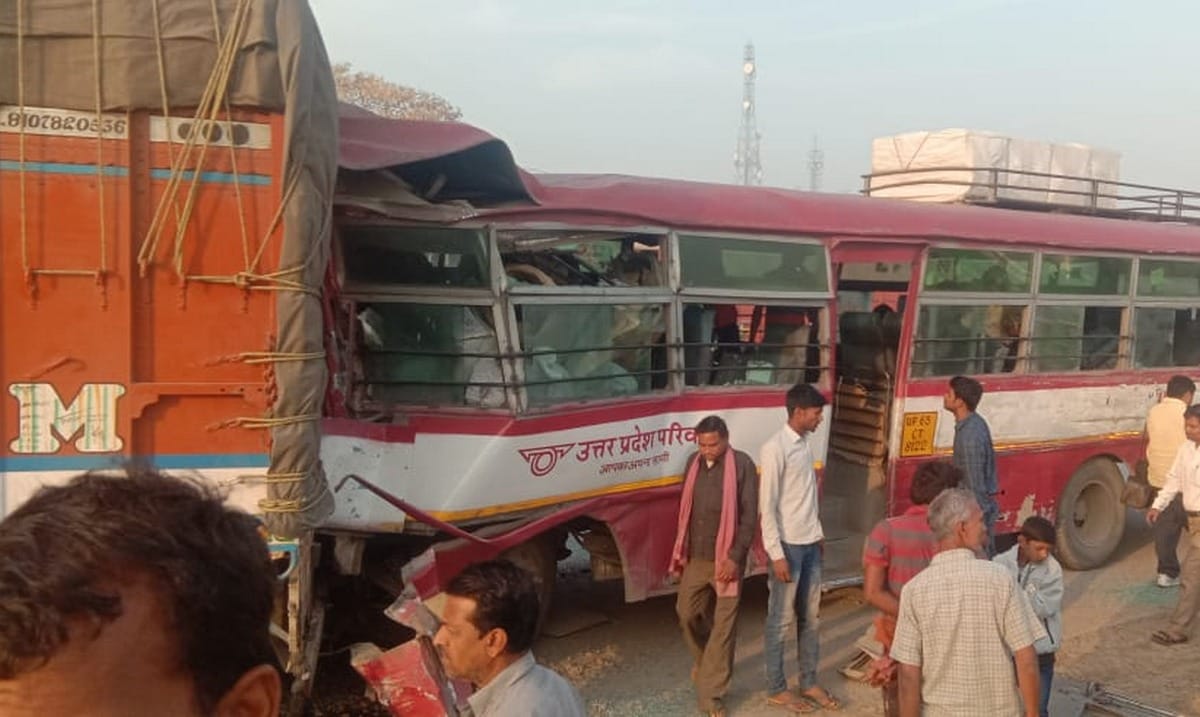 11 people injured in road accident in varanasi