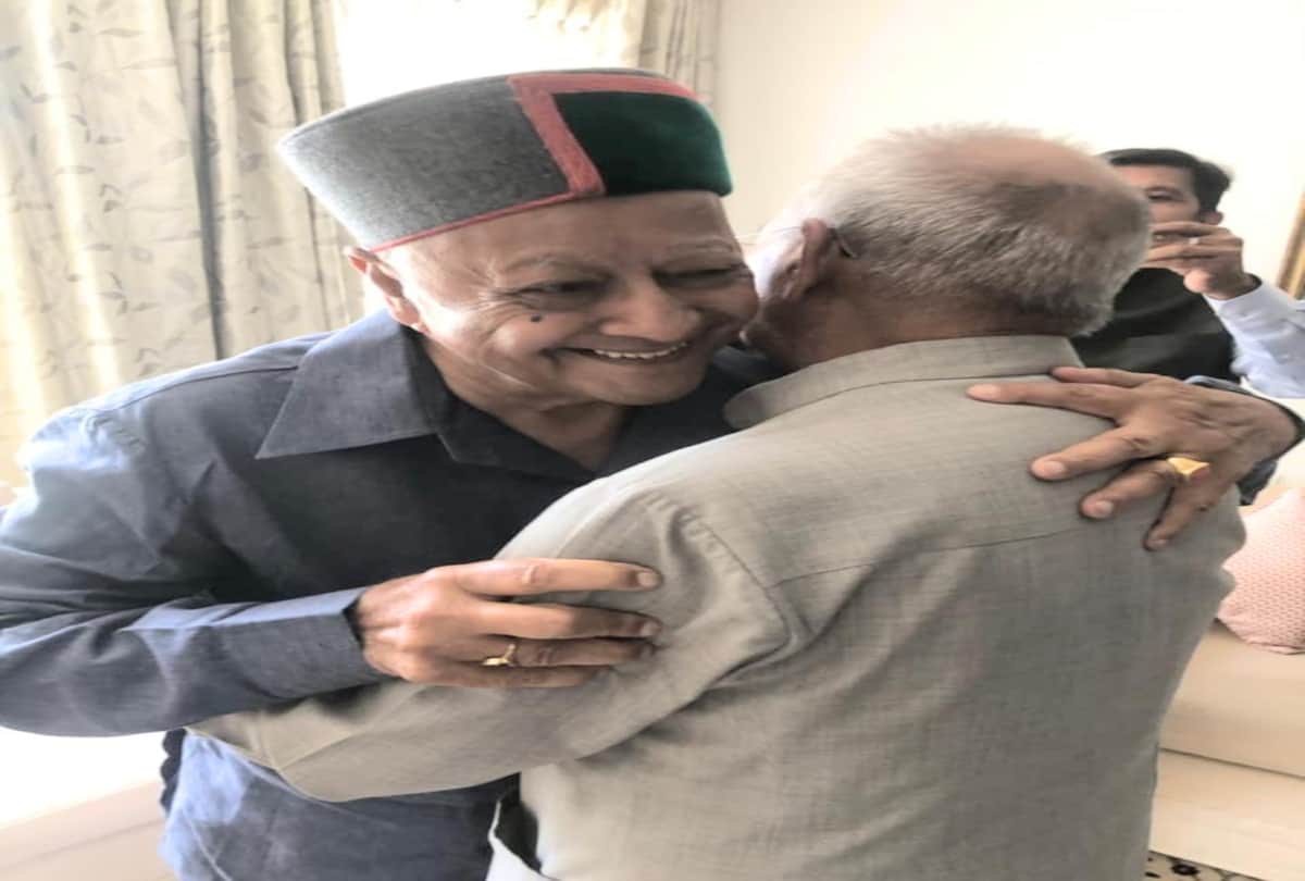 virbhadra singh share photo with pandit sukhram on social media