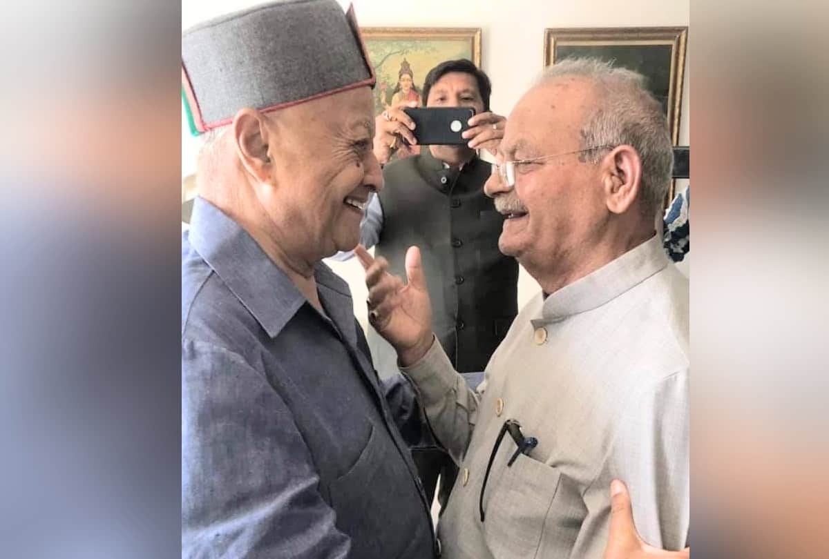 virbhadra singh share photo with pandit sukhram on social media