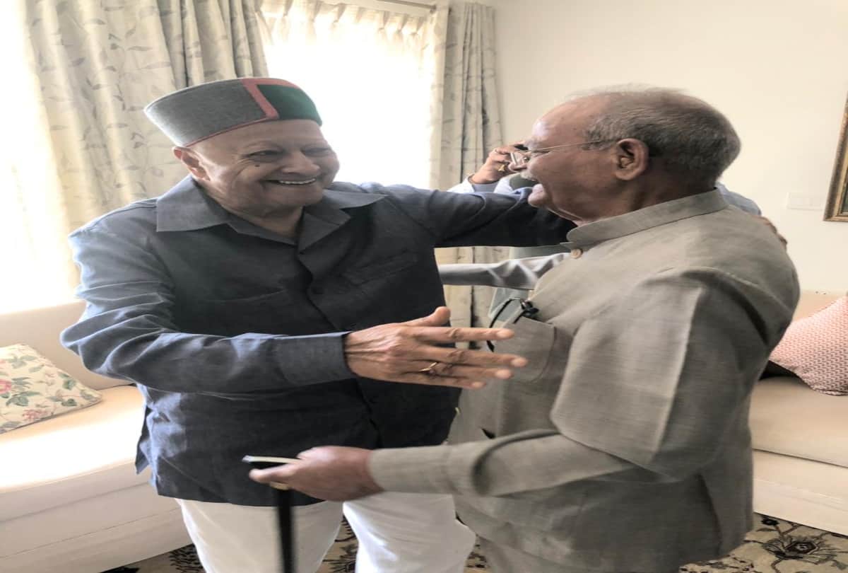 virbhadra singh share photo with pandit sukhram on social media