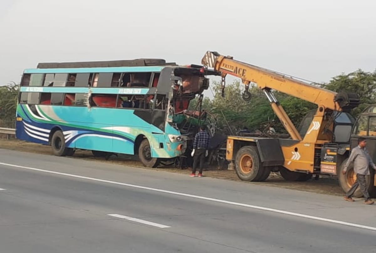 Accident on yamuna expressway bus rams into standing truck 8 dead more than 20 injure see photos