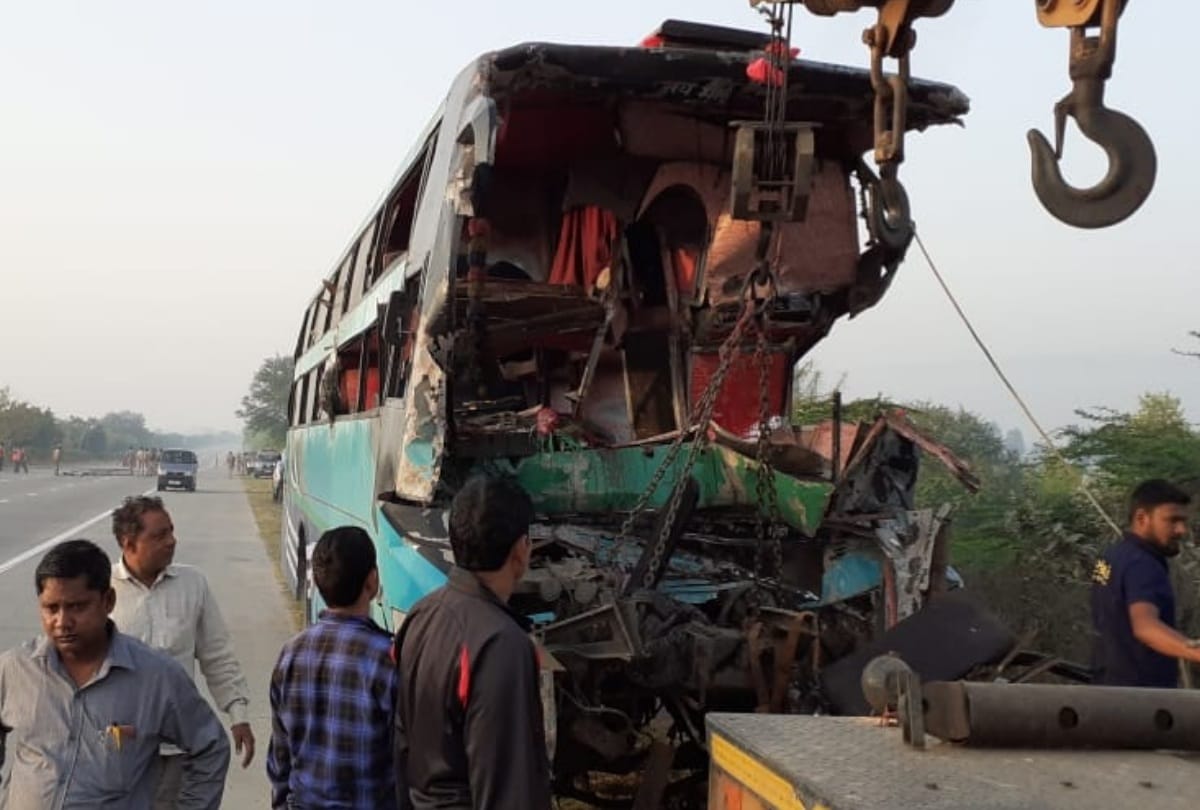 Accident on yamuna expressway bus rams into standing truck 8 dead more than 20 injure see photos