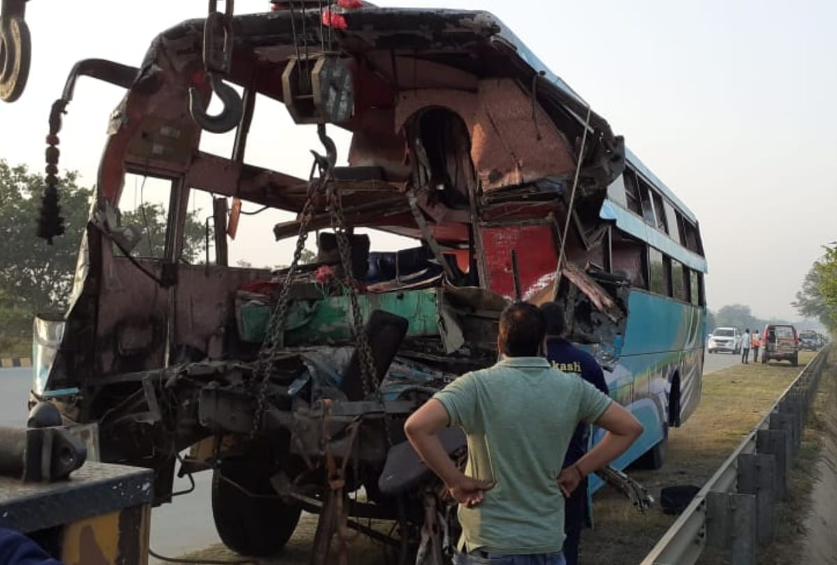 Accident on yamuna expressway bus rams into standing truck 8 dead more than 20 injure see photos
