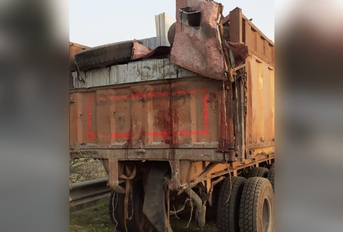 big road Accident on yamuna expressway see photos
