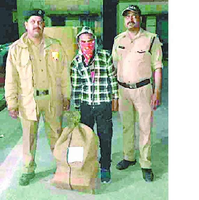 police-arrested-three-people during checking