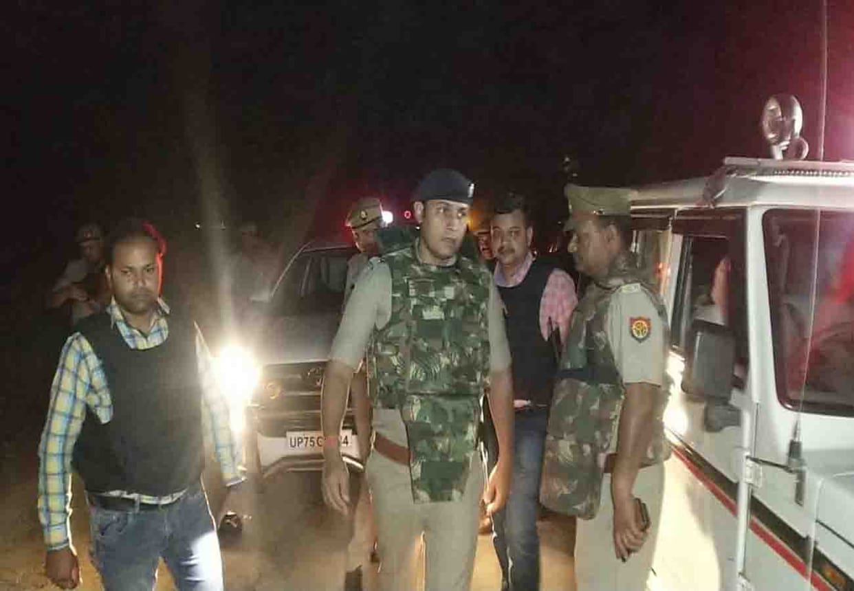 Encounter between police and robbers in etawah