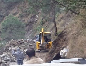 Ramnagar-Badrinath road remained closed for four hours due to debris from hill