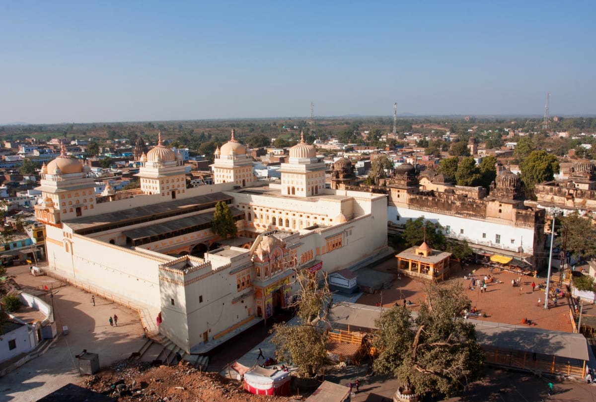 trip to madhya pradesh small town orchha history beautiful historical buildings and forts