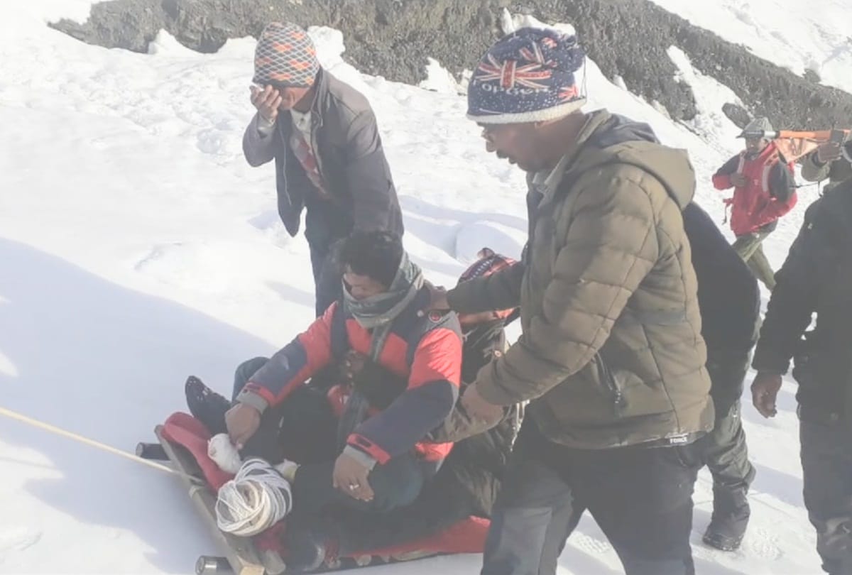youth reached hospital on sledge after covering 14 km distance in snow kelang himachal