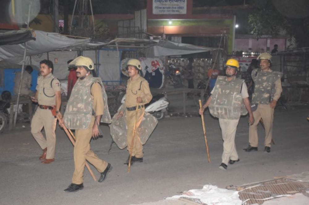 uttarakhand rumor of child theft in mountain, five people in doubt surrounded by crowd