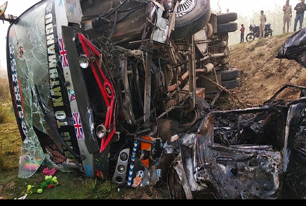 Fire in car after collision with tourist bus in Pilibhit, Bareilly