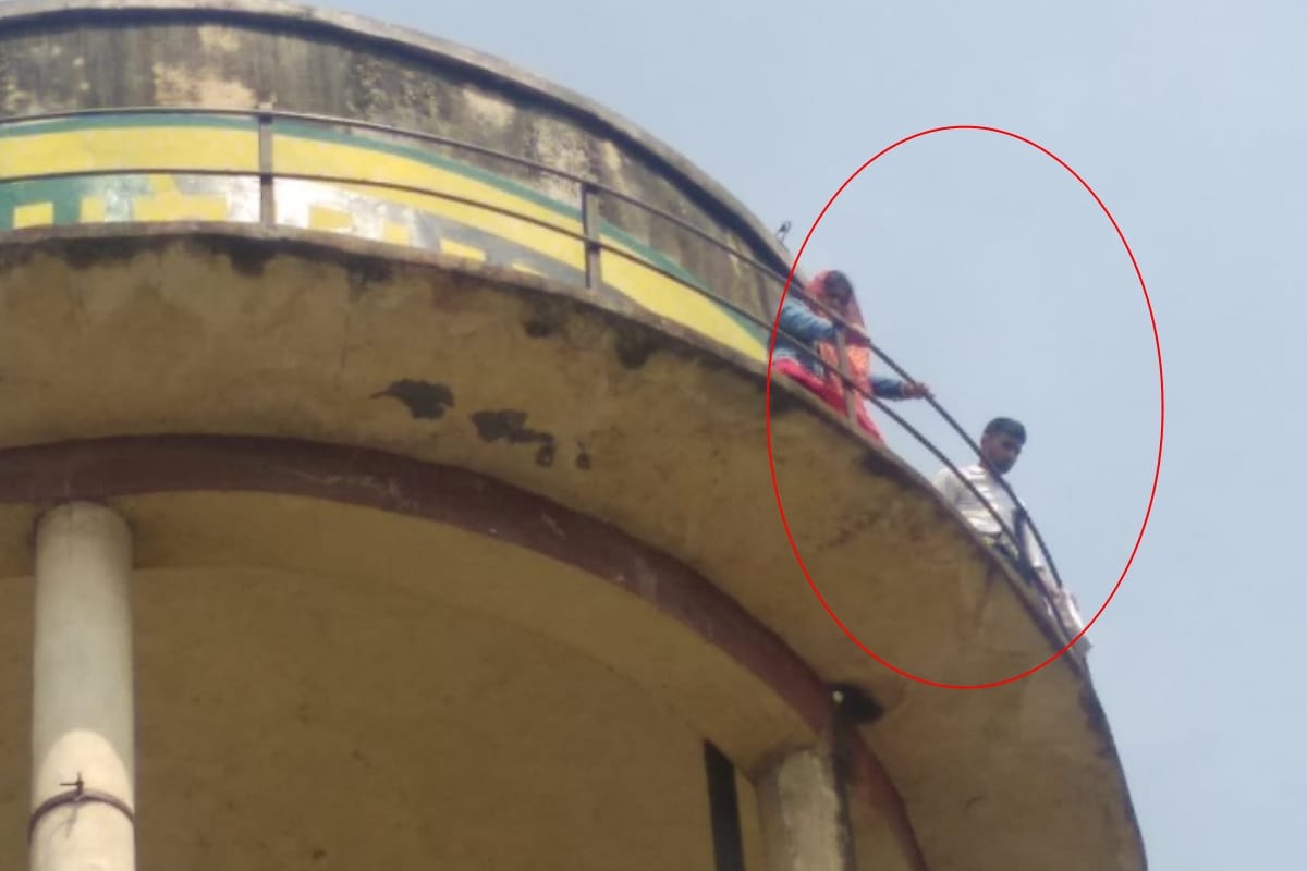 sibling climbed on water tank in Saharanpur UP