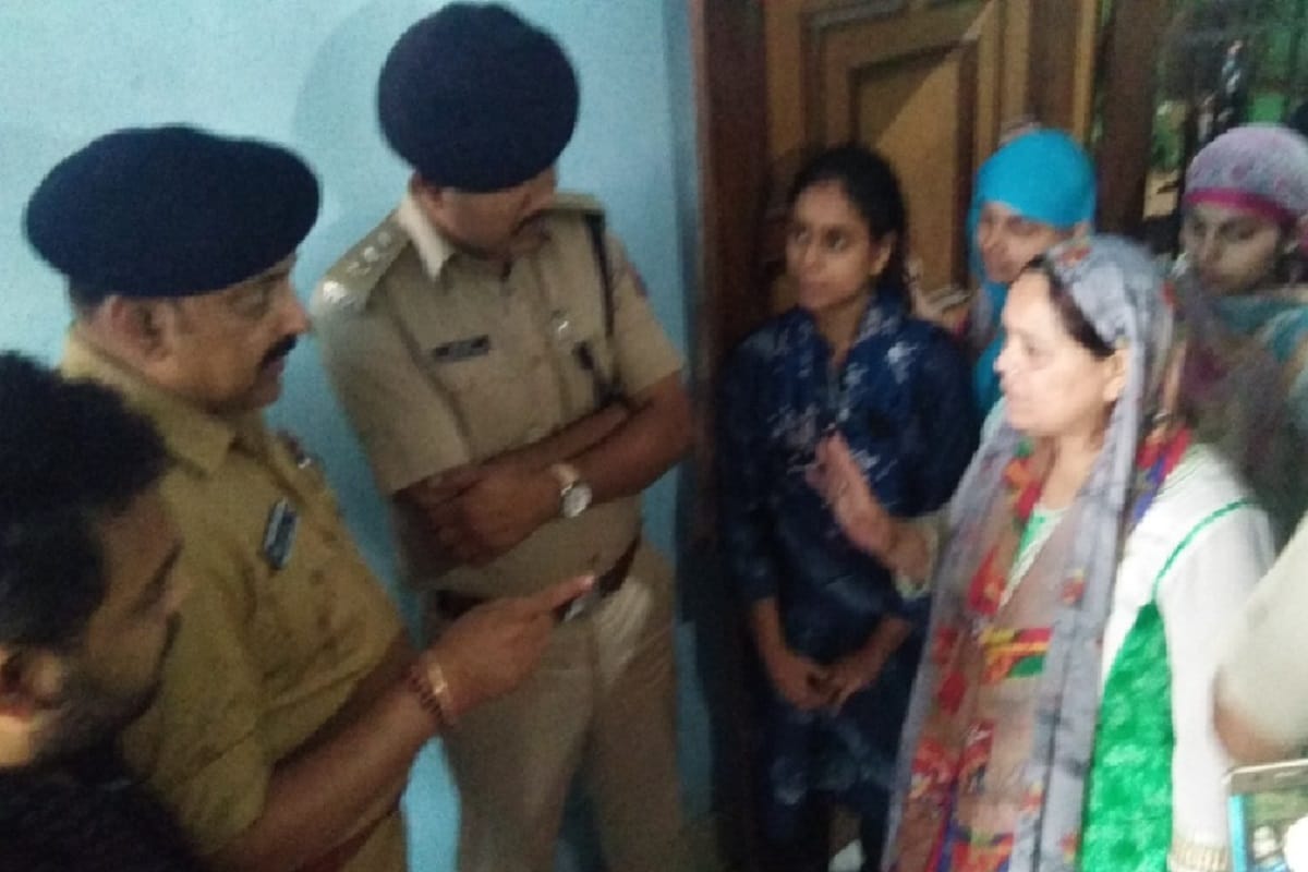 Crooks looted in a meat business house in Bijnor and all accused in CCTV captured