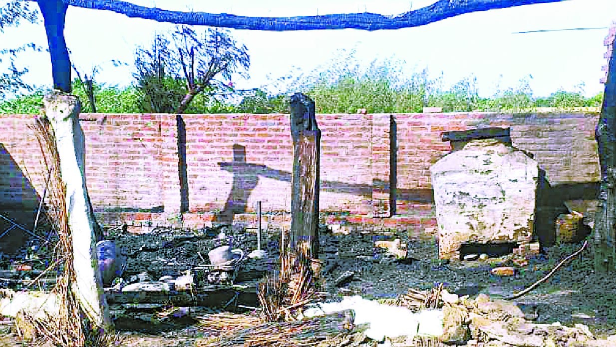 छप्पर में लगी आग से जल गए तीन मकान,  लाखों का नुकसान