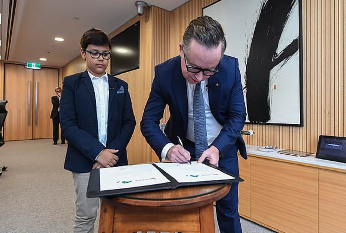 qantas airlines ceo signs agreement letter 10 year olds Alex Jacquot Who Started His Own 'Airline'