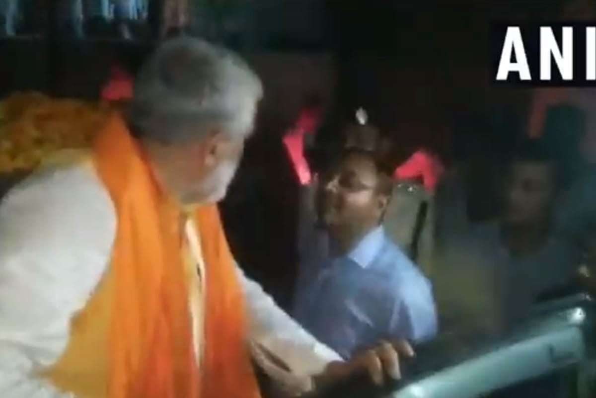 Ashwini Kumar Choubey misbehaves with SDM KK Upadhyay in Buxar after he stopped his convoy