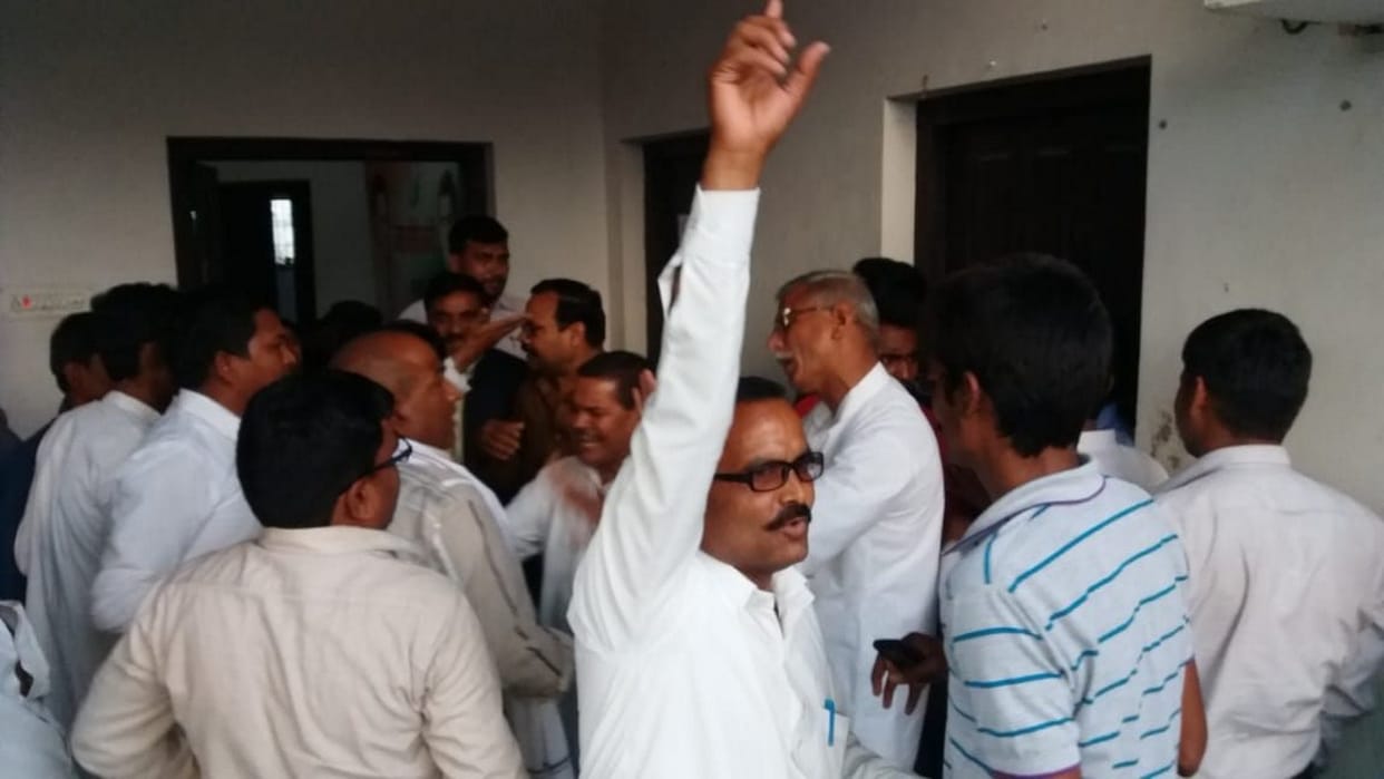 कांग्रेसियों ने राष्ट्रीय सचिव के सामने किया प्रदर्शन