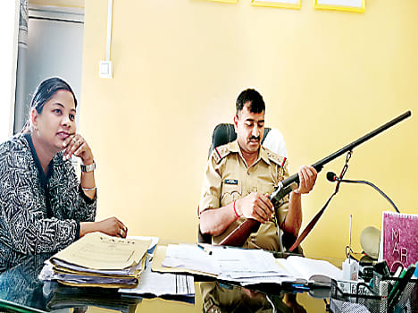 bandook lekar thaane pahunche bachche, pulisakarmiyon ke ude hosh