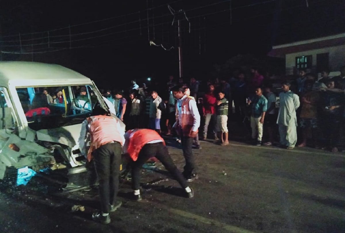 Bus accident in meerut 16 tourist injured