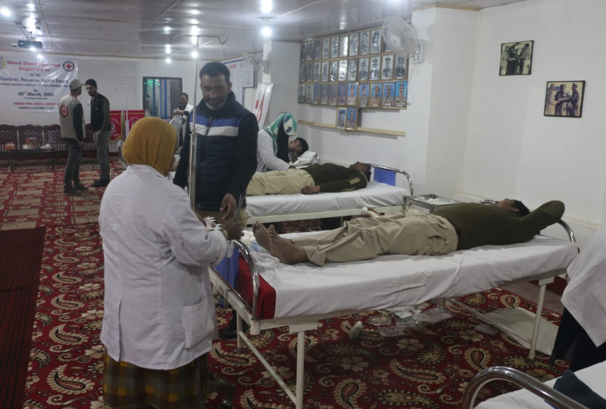 crpf 28 bn jawans donated blood to give tribute to pulwama martyred jawans
