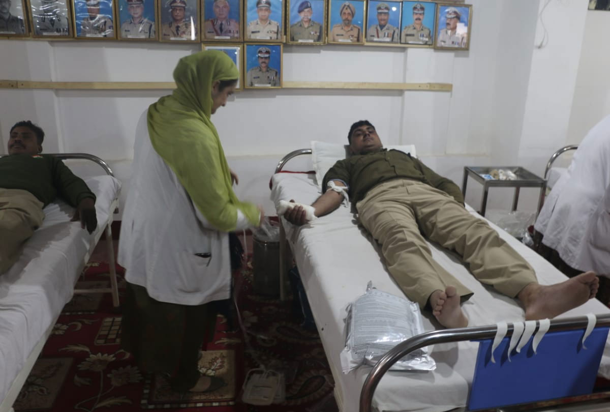 crpf 28 bn jawans donated blood to give tribute to pulwama martyred jawans
