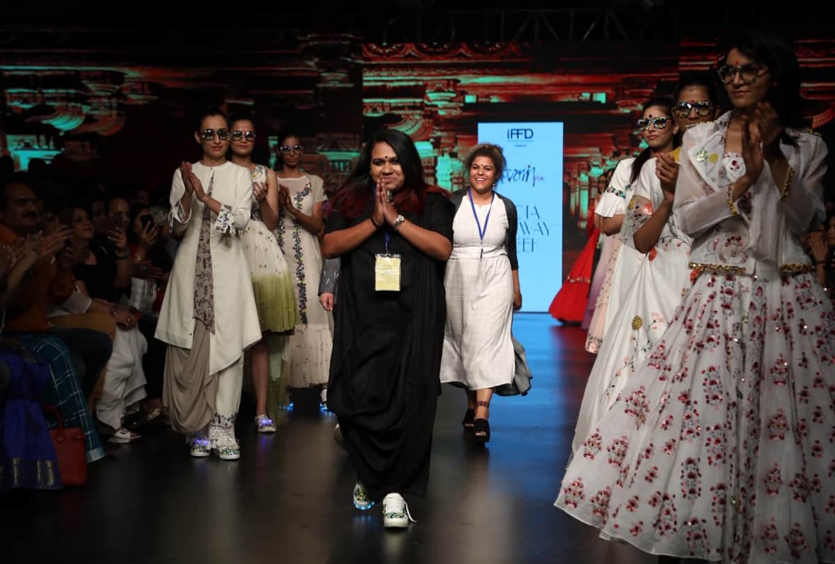 Tv Actress Rashmi Desai on Ramp at India Runway Fashion Week