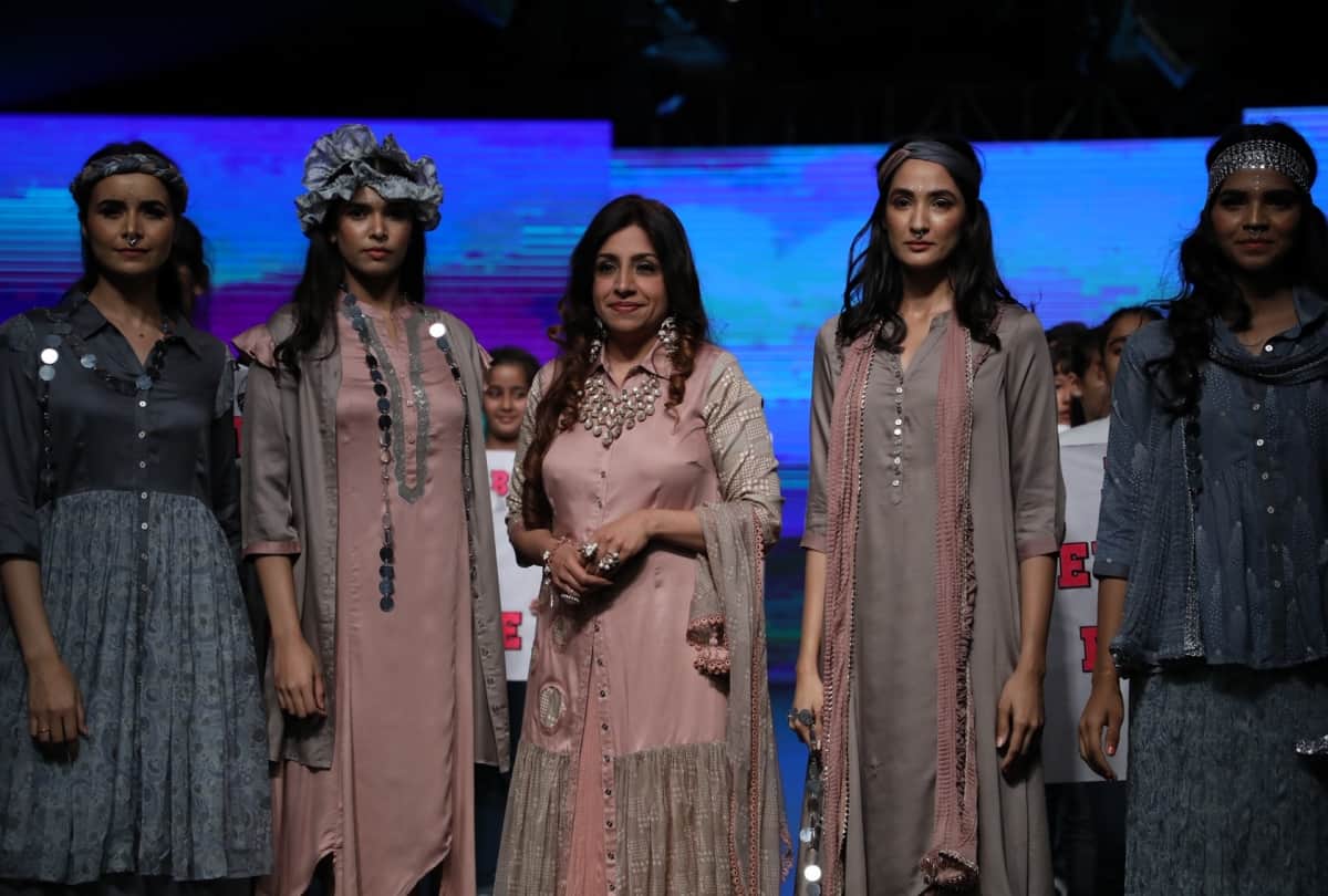 Tv Actress Rashmi Desai on Ramp at India Runway Fashion Week