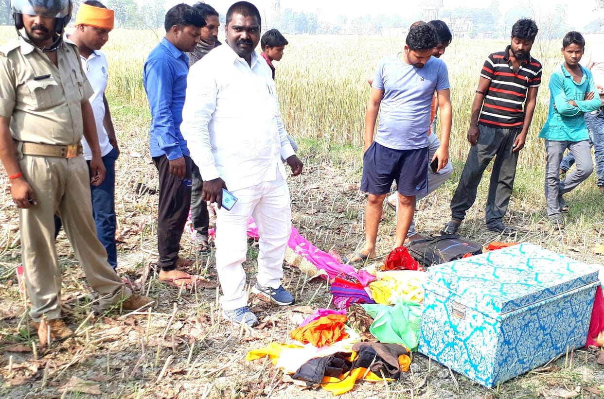सोते रहे परिवार के लोग, चोरों ने समेटे नकदी, गहने