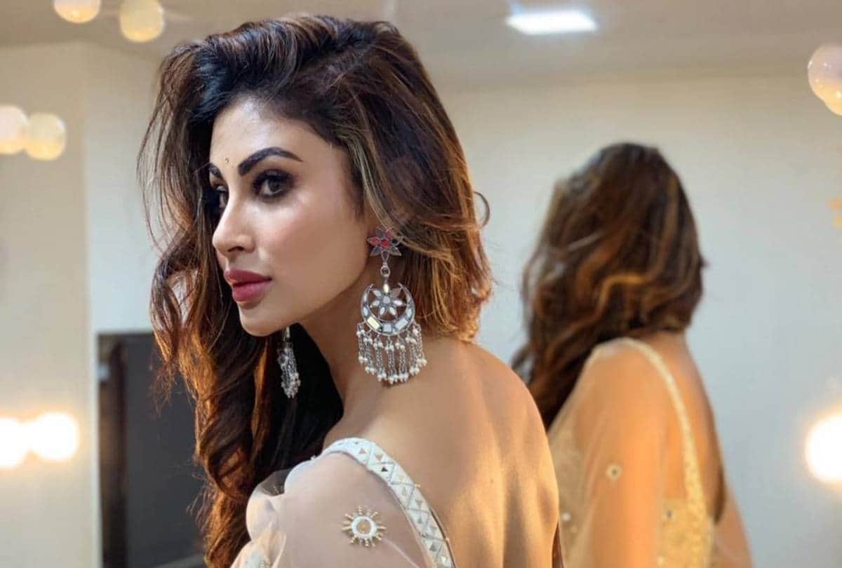 mouni roy look new bengali bride in gold silk saree