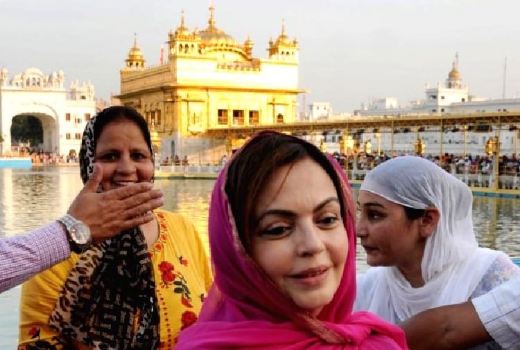 Nita Ambani Visits Golden Temple after Isha Ambani and Akash Ambani Wedding