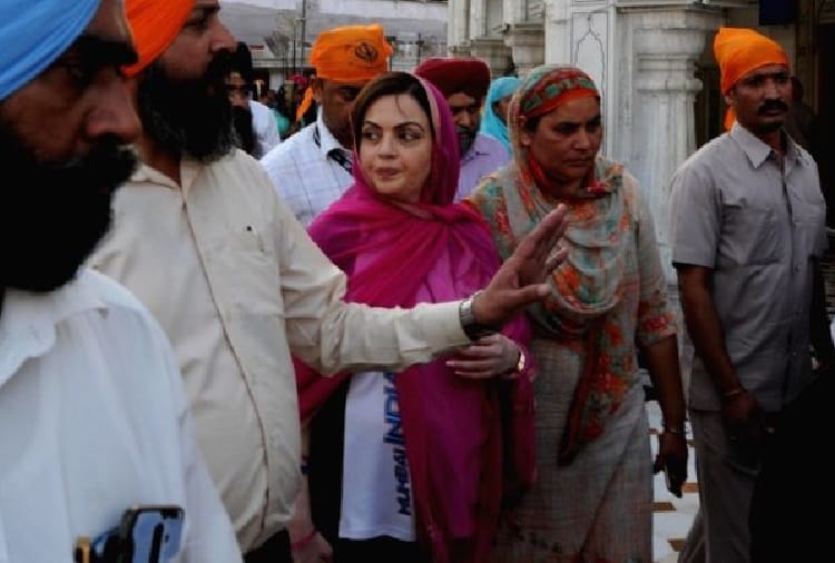 Nita Ambani Visits Golden Temple after Isha Ambani and Akash Ambani Wedding
