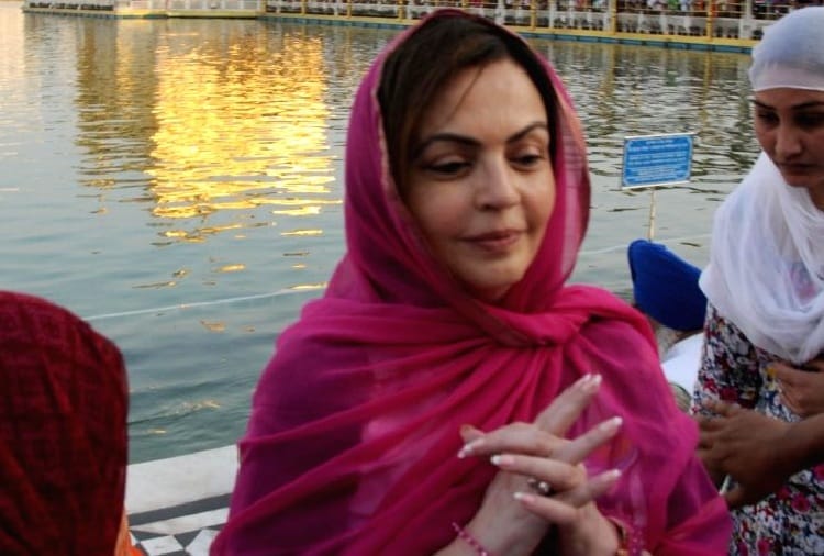 Nita Ambani Visits Golden Temple after Isha Ambani and Akash Ambani Wedding