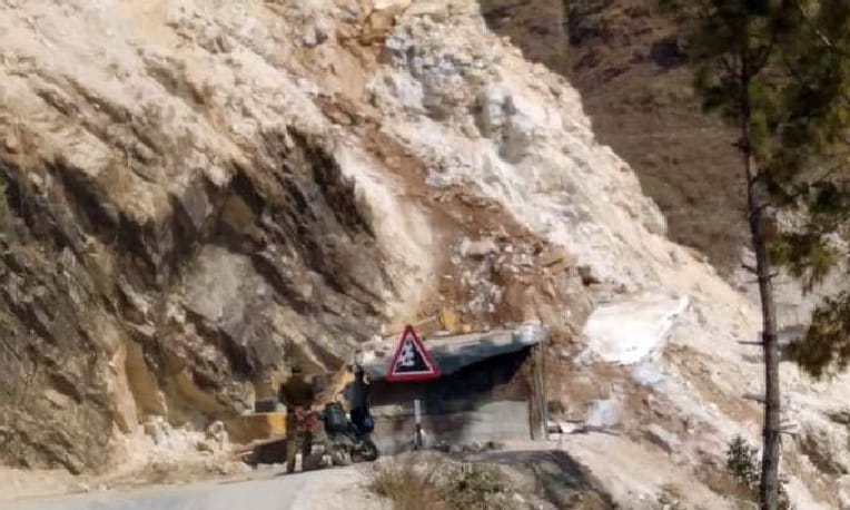 Two laborers injured after climbing the hill