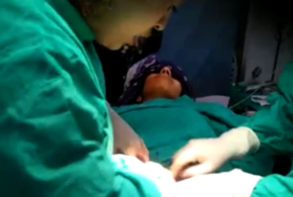 doctor did treatment of lod man under mobile flashlight in firozabad