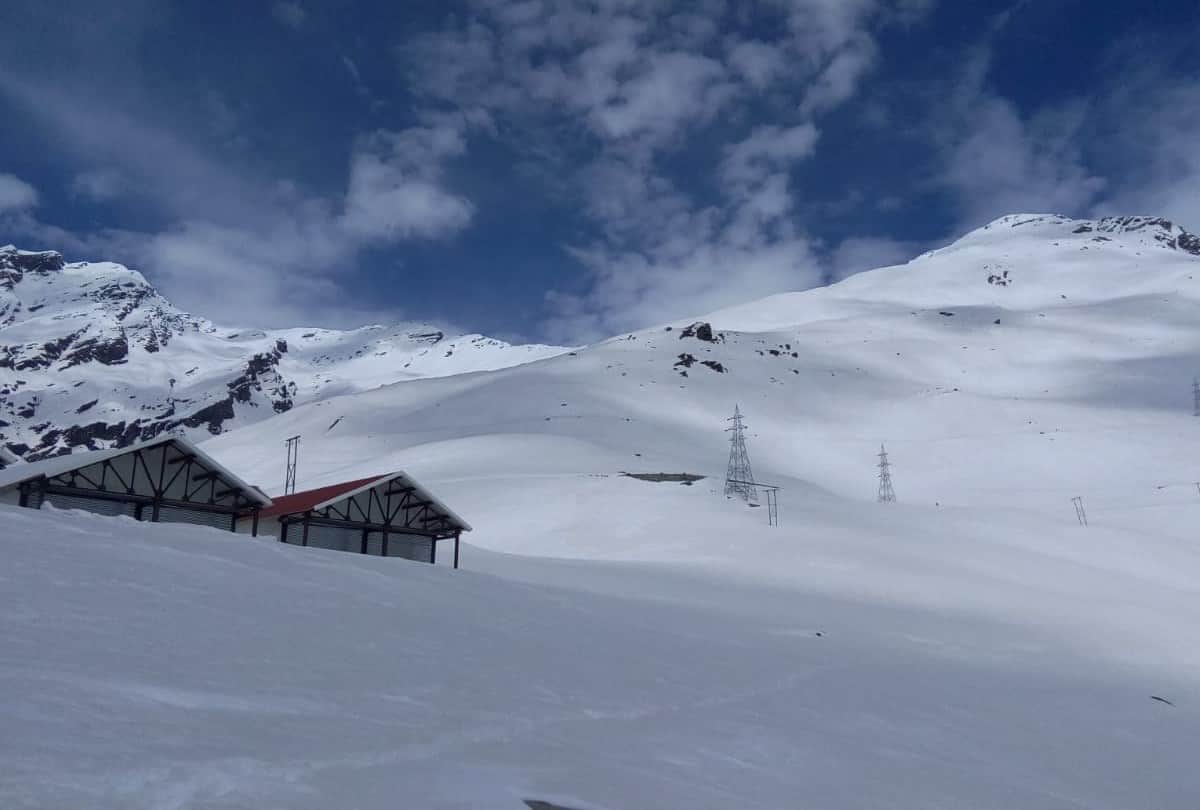 five people crossed rohtang pass lahaul spiti himachal pradesh
