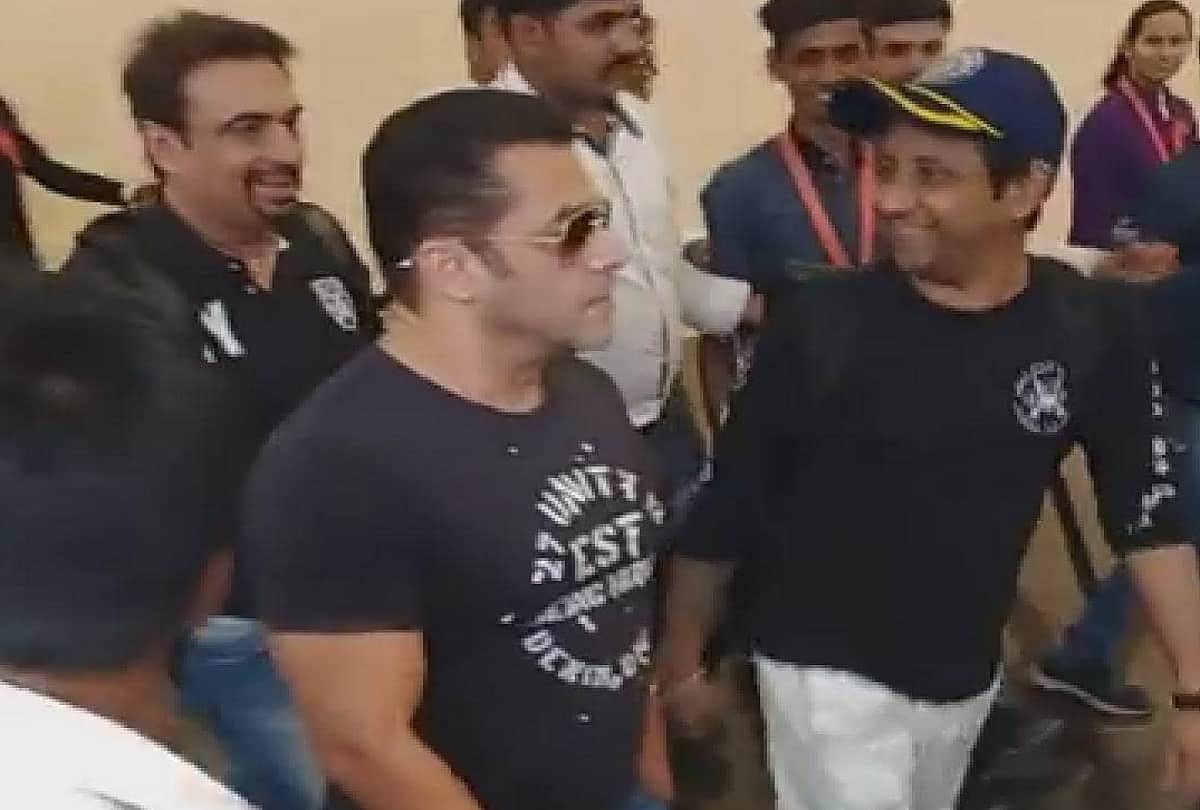 salman khan and arbaaz khan arrive indore for shoot dabangg 3