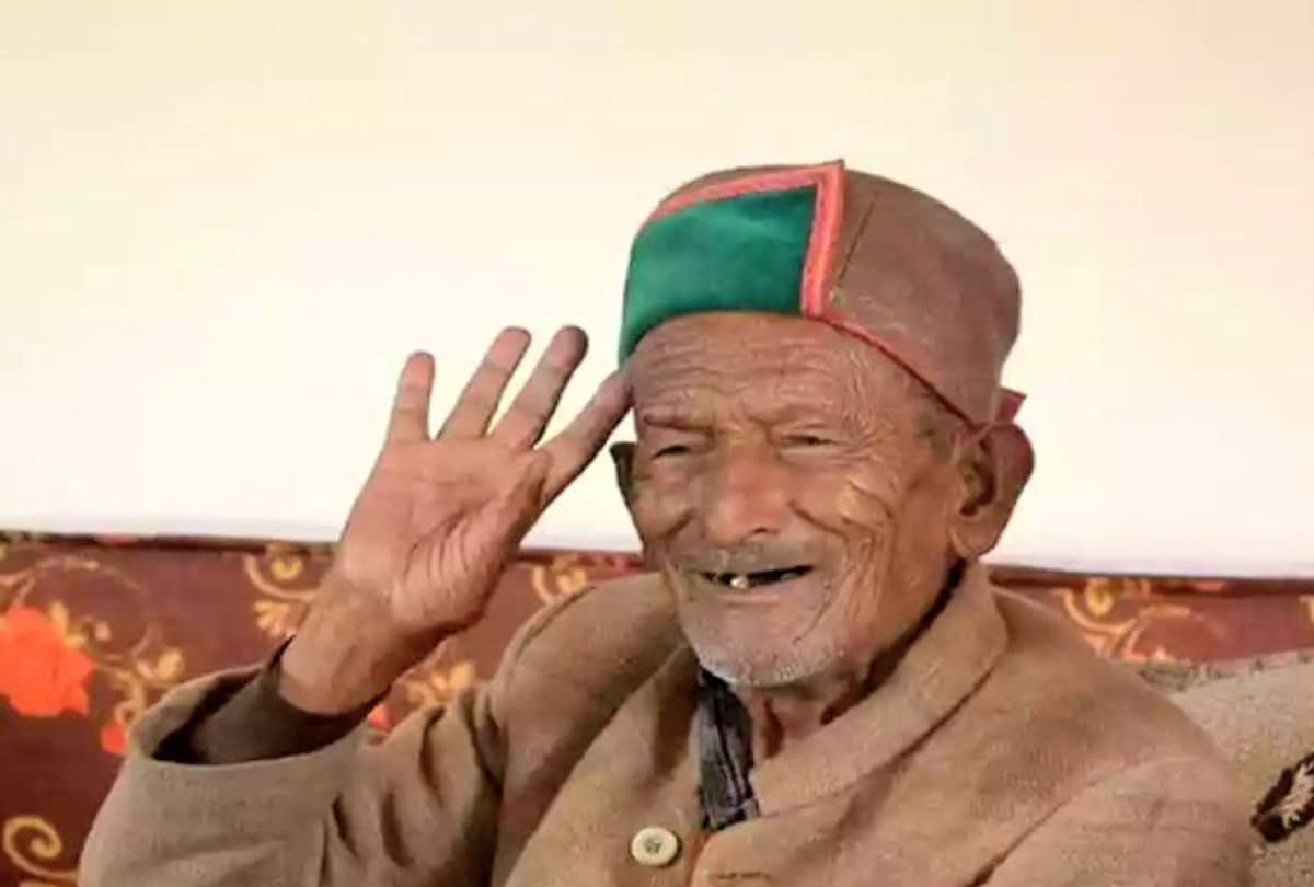 Shyam Saran Negi the first voter of independent India celebrated his 105th birthday by cutting a cake, know his journey so far