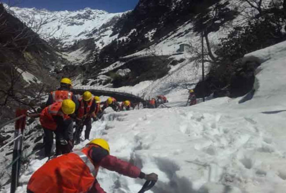 Snow Mountain cutting work start in kedarnath dham for chardham yatra 2019