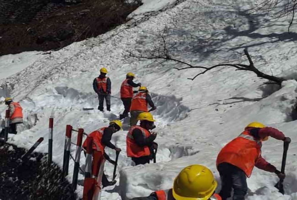 Snow Mountain cutting work start in kedarnath dham for chardham yatra 2019