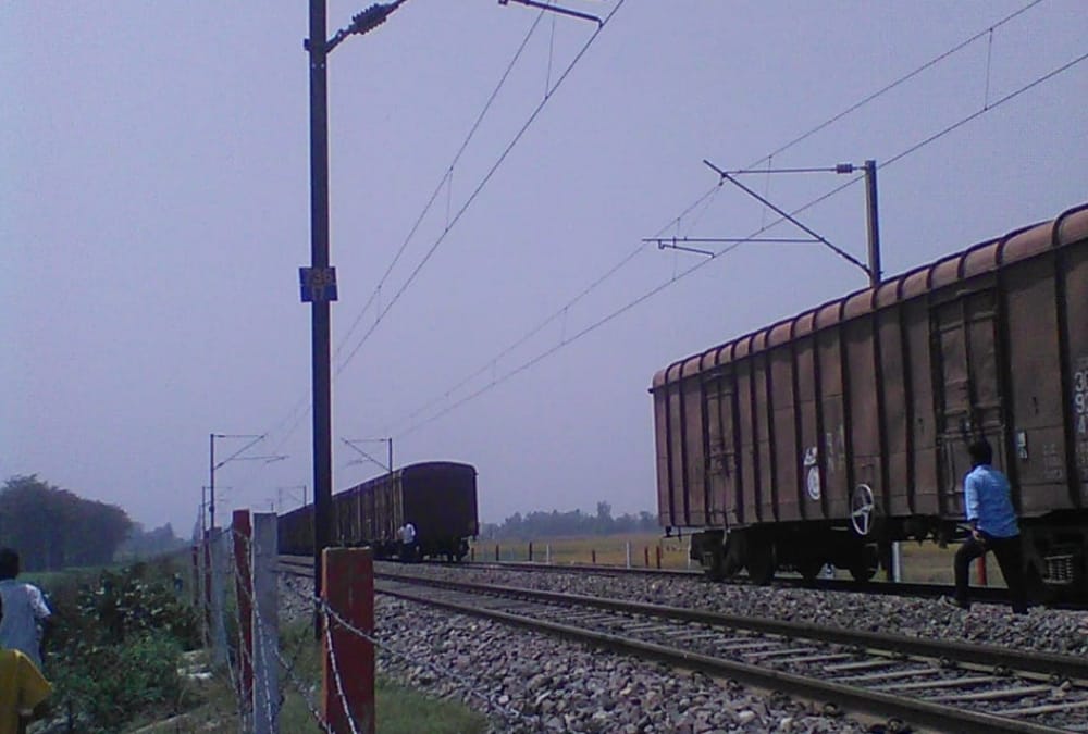 A goods train separates in two parts in barabanki.
