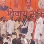 उपमुख्यमंत्री कैशव प्रसाद मौर्य का मंच पर स्वागत करते बीजेपी नेता