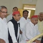 मुलायम सिंह यादव के साथ अखिलेश यादव(File Photo)