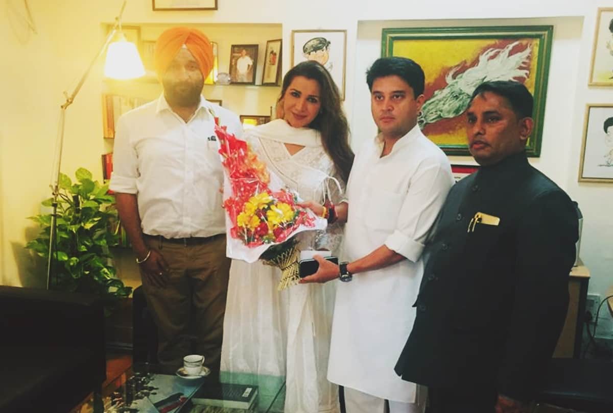 Ritu Shivpuri joins Congress After urmila matondkar