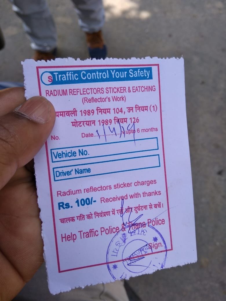 स्टीकर के नाम पर दोपहिया वाहन चालकों से धन उगाही का आरोप