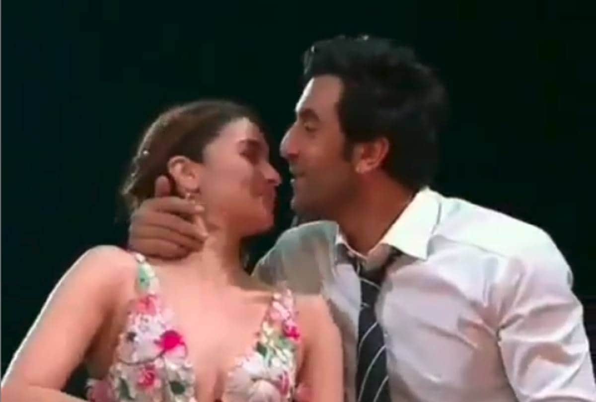 alia bhatt and ranbir kapoor awkward kissed each other at zee cine awards
