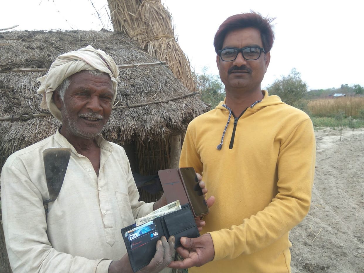 राह में मिला पर्स और मोबाइल मजदूर ने लौटाया